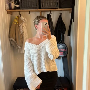 Oversized stickad tröja  -  Oversized stickad tröja med lite större ärmar, endast provad. Finns inte längre hos Chiquelle, så först till kvarn🫶🏻