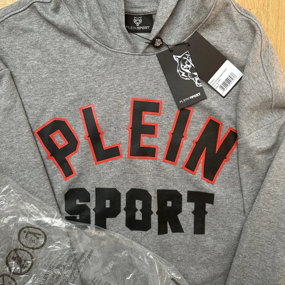 Helt ny plein sport hoodie i storlek S. Tröjan är oversize och passar storlek M. Ny pris på tröjan är runt 3250kr. . Tröjor & Koftor.