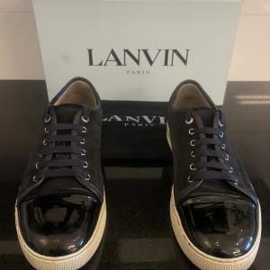 Sjukt snygga Lanvin-skor i marinblå! De är EU 42-43, UK 8. De är i ett bra skick och fint skick. 2599kr (nypris: 4500kr). Kan frakta via Postnord eller mötas upp i Stockholm. Hör av dig vid frågor eller funderingar😁
