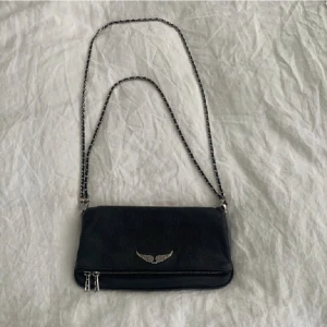 Zadig väska  - Intressekollar min Zadig väska då jag inte använder den längre, köpt här på Plick. Dock är den sliten och de finns tecken på användning (KP för alla bilder) därav priset. 