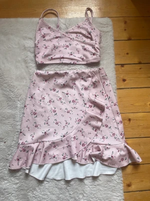 Sommar set - Info:  Pris: 100kr Märke: Nelly Storlek: XS Använd: Aldrig använd  Passform: Jag är 164cm lång och ganska smal, har oftast xs i toppar och 34/36 i byxor. Kjolen sitter bra, är stretchig. Toppens band är lite tighta skulle nästan säga xxs/xs i toppen