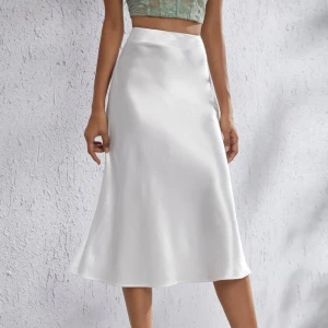 Vit satinkjol - Finaste vita satinkjolen som tyvärr aldrig kommit till användning för mig 🤍