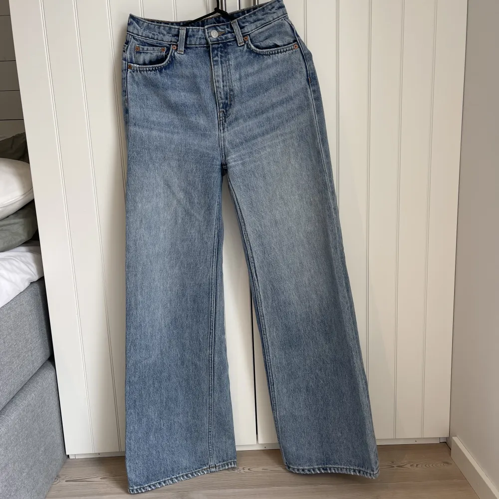 Riktigt snygga jeans från Weekday i modellen ACE i färgen san fran blue. Storlek W25 L32. Superfin modell!!💕⚡️. Jeans & Byxor.