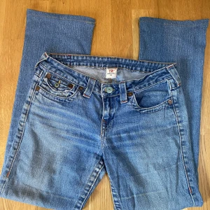 Tru religion jeans - Säljer mina lågmidjade true religion jeans. De är uppsydda av en skräddare för att passa mig perfekt som är 168cm och använder storlek S. Köpta på plick och har en liten fläck längst ned på byxan av tidigare ägare.
