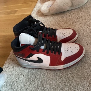 Jordans - Säljer mina röda jordans 1 (äkta), sparsamt använda (strl 41). Finns i Stockholm, kan skickas mot fraktkostnad!