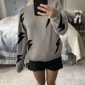 Superfin blixttröja - Använd 2 gånger och i superbra skick. Lånad bild, säljer endast vid bra pris. Skriv för mer frågor💗🫶🏻