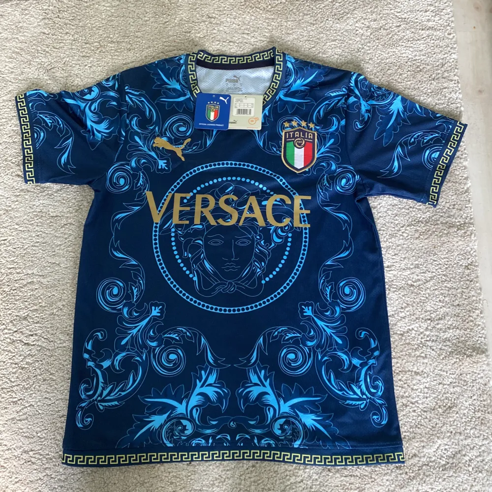Hej säljer min helt oanvända Italien tröja storlek S. Har allt förutom plastpåsen som den kom i. Du står för frakten vid några frågor skriv bara. . T-shirts.