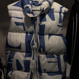 Vit blå Väst  - Jätte snygg väst, i nytt skick endast använd vid ett tillfälle. Storlek XS
