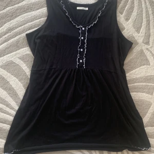 svart nattlinne cellbes  - sött svart nattlinne med vita detaljer  aldrig använt  priserna kan disskuteras  ! obs väldigt bred i midjan !