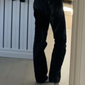 Mid rise Zara - Mid rise jeans, zara! Så fint skick och är så fina! 🥰