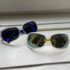 Två par y2k solglasögon i bra skick. 65 kr för en och 100 för båda. Skriv om du vill köpa och kom gärna privat om du vill ha bättre bilder 💕 
