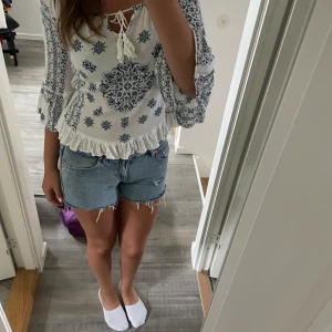 Blus!! - Super fin blå och vit blus köpt utomlands för något år sedan. Så fin till många tillfällen😍 frakt tillkommer