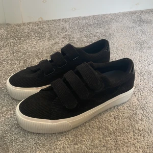 evenk&odd skor - Superfina even&odd skor som jag säljer pga att de är för stora för mig🙁 Endast använd 1 gång då jag snabbt insåg att de var för stora…  Pris kan diskuteras vid snabbt köp!