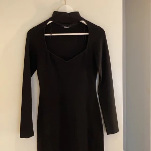 klänning med öppet bröst - använd 1 gång, super fin!! storlek M men passar mig som är S, stretchig så passar nog större också!!  super fin❤️