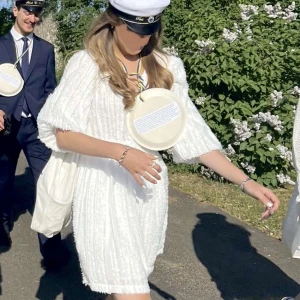 Studentklänning  - Säljer nu min fina studentklänning i väldigt fint skick då den endast användes på champagnefrukosten. Nypris: 499