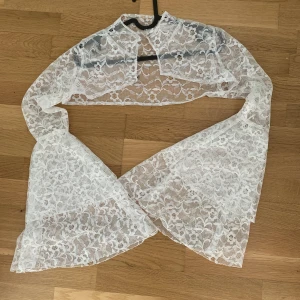 Tröj-kofta i spets - Tröj-kofta i spets med utsvängda armar. Jättefin över kläning. Superfin, tyvär för liten. Köpt på Plick. 