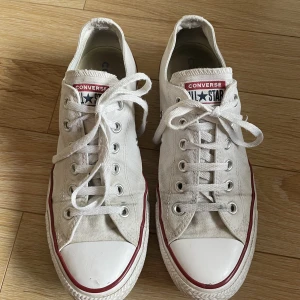 Vita converse - Begagnade men fortfarande rätt så vita. Stämpeln är lite utsuddad och det finns en spricka i gummit på ena skon. Annars är dom i ok skick!