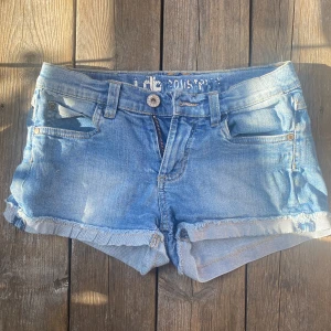 Lågmidjade Jeansshorts  - Köpta i storlek 158 för barn men har passat perfekt på mig som vanligtvis bär storlek 36. Stretchiga och lågmidjade 