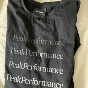Peak performance t shirt  - Den är i bra skick strl 160. Säljer för att jag växt ur den. Skriv om ni har funderingar 😊
