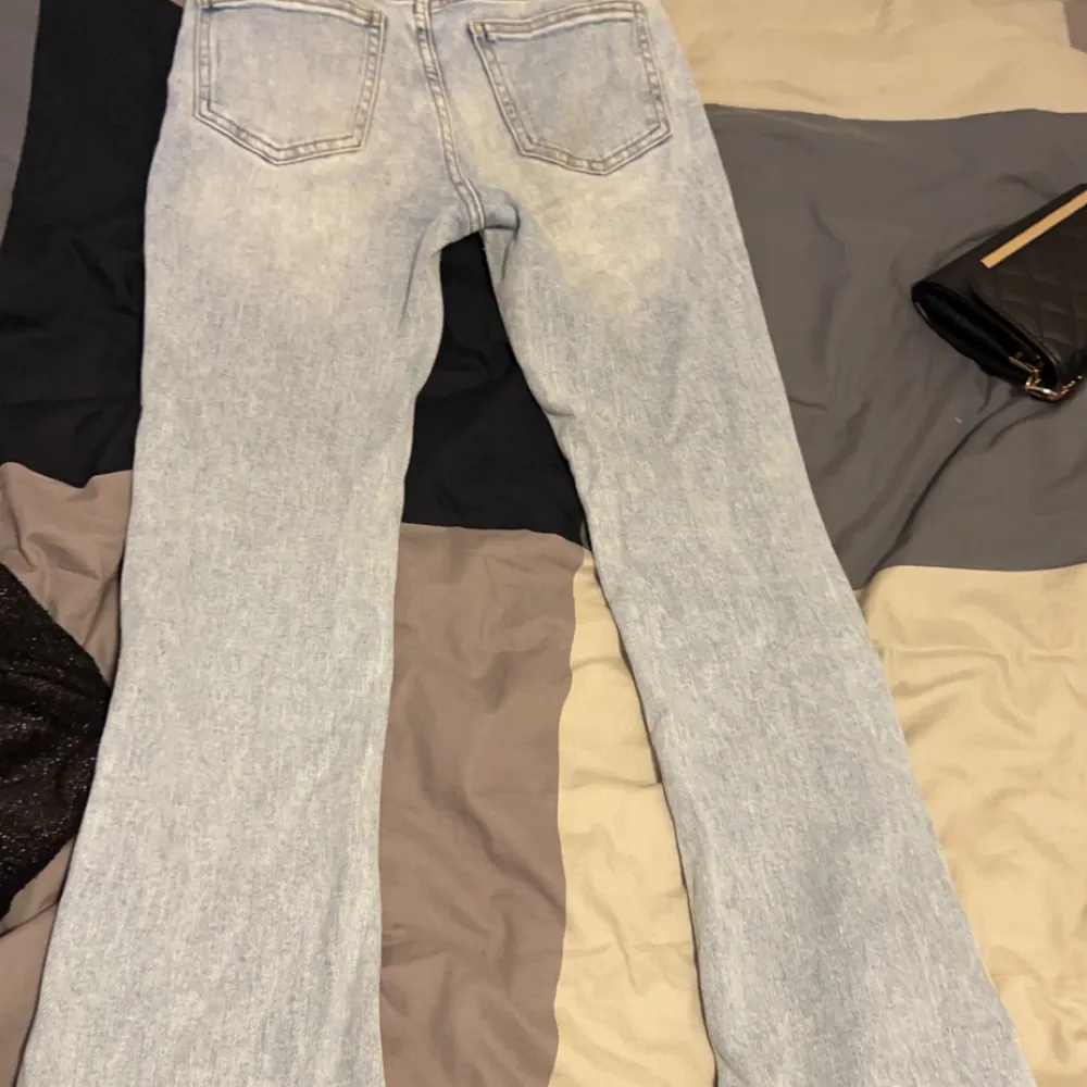 säljer jätte fina jeans från New Yorker! strl xs. de är lite försmå för mig i längden och i passformen. jag är 160 lång och har breda ben.. köptes för 219kr o är knappt använda så säljer för 180 plus frakt.😊 . Jeans & Byxor.