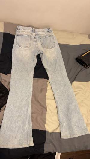 säljer jätte fina jeans från New Yorker! strl xs. de är lite försmå för mig i längden och i passformen. jag är 160 lång och har breda ben.. köptes för 219kr o är knappt använda så säljer för 180 plus frakt.😊 