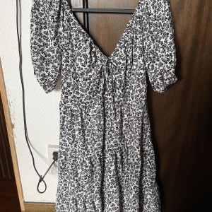 Somrig klänning - Jätte söt klänning från Bikbok, har aldrig använts, köpt precis innan sommaren. 