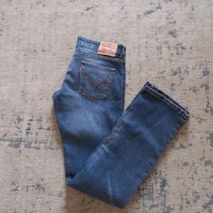 Lågmidjade Levis 594 jeans i storlek 30/33 men små i storlek. Skulle säga att de passar en S möjligtvis M. Bra skick! 
