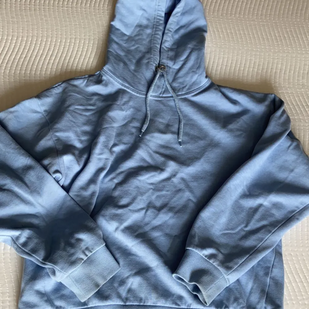 Jättefin ljusblå hoodie från Lager 157 som inte kommer till användning. Storlek XS🫶. Hoodies.