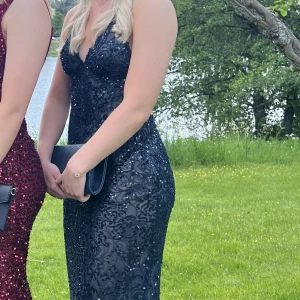 Dressroom balklänning  - Säljer min underbara balklänning!💃🏻den är i fint skick, det finns några pärlor som släppt i släpet men inget som syns/märks. Nypris ligger runt 4500kr och jag säljer den för 2600kr. Pris kan diskuteras🩵