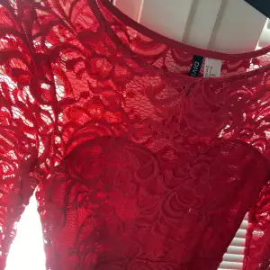 Röd fin klänning från hm i spets 