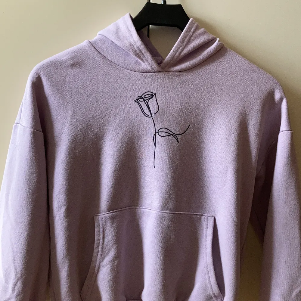 Säljer denna fina lavendel/lila hoodie med ros-tryck eftersom den är för liten. Den är använd några få gånger och är i bra skick! . Hoodies.