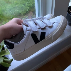 Veja skor - Säljer dessa, de har använts en del men är fortfarande i väldigt bra och fint skick. Man kan säkert putsa upp de med läderputs till skor så blir de ännu fräschare. De har lite slitningar i hälen.