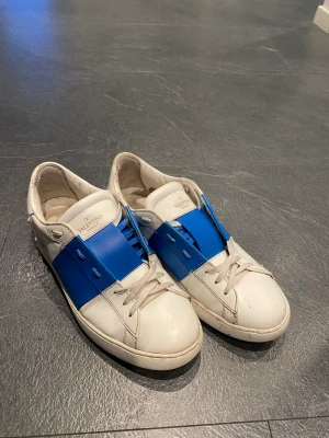 Valentino skor - Säljer dessa feta Valentino Garavani, storlek 43, skick 7/10 därav priset! Box ingår. 