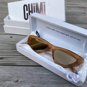 Helt nya Chimi solbrillor. 006 peach, nypris är 999. Köpte fel färg och därför säljer jag. Den är endast provade och har original låda och alla grejer som var med när dom köptes. Pris kan diskuteras vid snabb affär. Pris + frakt🍑