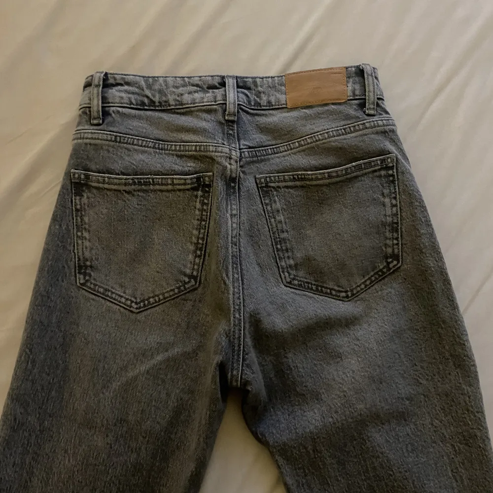 ett par jeans från zara, gråa med slut där nere, ganska slim fit men ändå utsvängda där nere ❤️❤️. Jeans & Byxor.