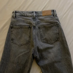 zara jeans grå - ett par jeans från zara, gråa med slut där nere, ganska slim fit men ändå utsvängda där nere ❤️❤️