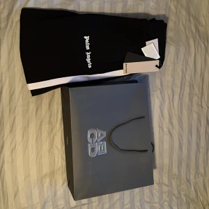 Palm angels byxor - Ett par Palm angels byxor som är knappt använda, har kvitto från butiken jag köpte de från.