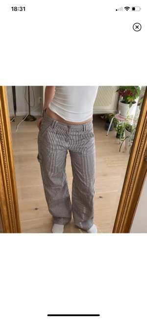 Byxor - Så fina randiga byxor i så fint skick❤️midwaist. Lånade bilder