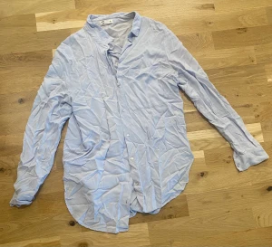 Skjorta - Skjorta i storlek 34. Endast testad. Har legat i garderoben. Den är jättefin som ny.