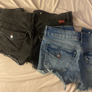 Lågmidjade Jeans shorts - Säljer dessa super snygga jeans lågmidjade shorts från hm! De är använda ca 1 gång. Passar mig som vanligtvis bär xs-s! Säljs för 170kr st och 300 för båda🙌🏽. Midjemåttet är 39cm. BLÅA SHORTSEN ÄR SÅLDA!