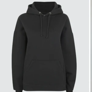 Svart hoodie bikbok - Säljer den populära bikbok hoodien. Perfekta modellen. Köpt för 299 säljer för 150, den är i väldigt bra skick💗💗