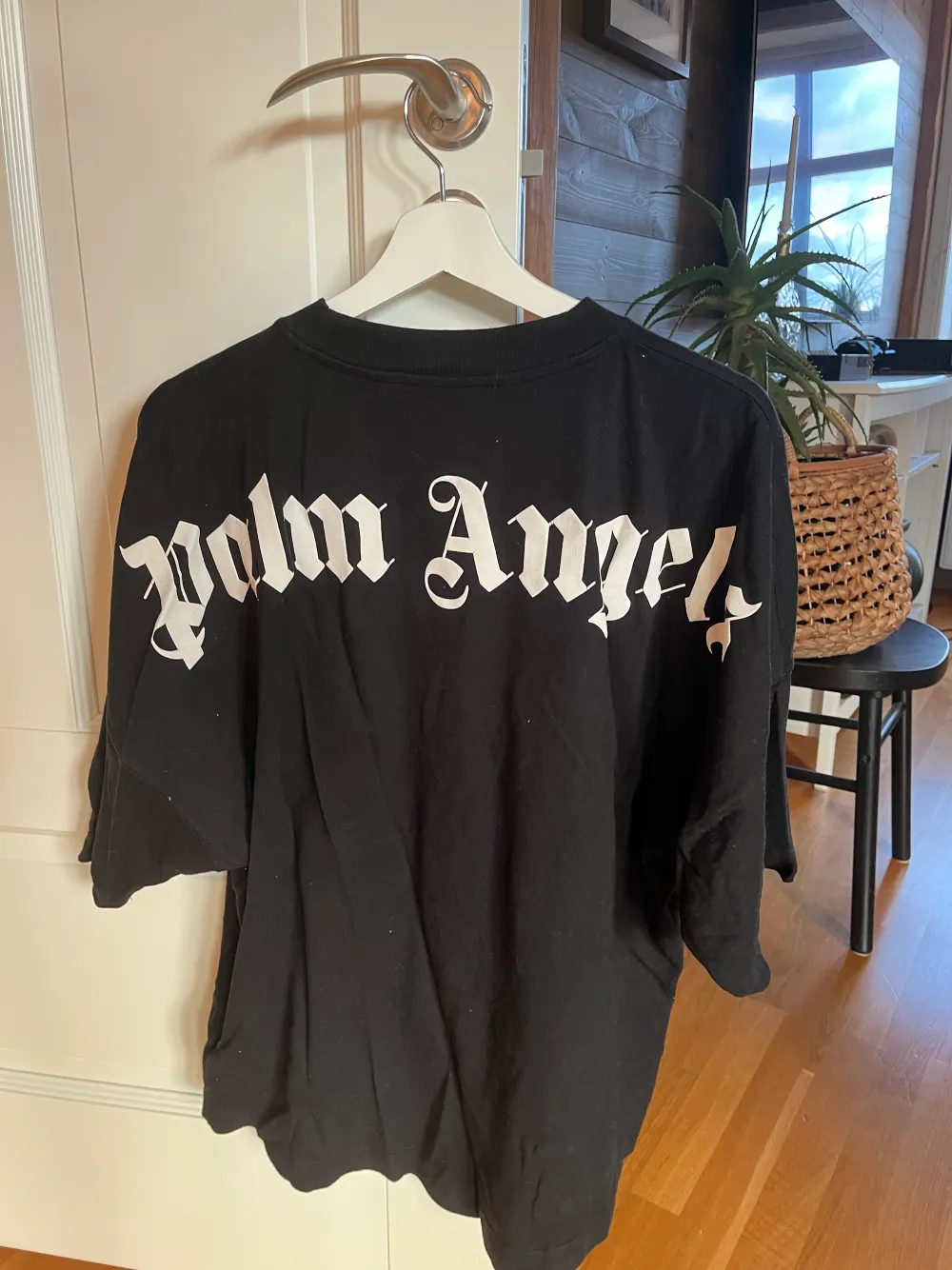 Palm angels T-shirt köpt för 1999 kr på Haiendo.   Storlek Small, oversize  Fraktar mot Swish i förhand, köparen står för frakten.. T-shirts.