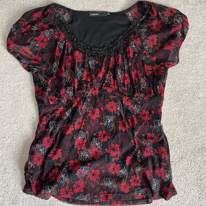 Topp - Röd blommig topp i storlek L