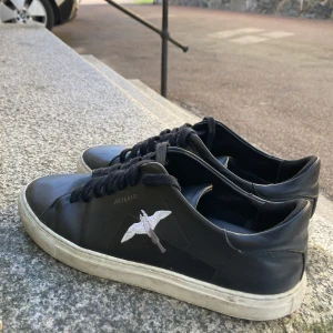 Axel Arigato skor - Säljer ett par Axel arigato skor i modellen clean 90 tape bee bird, Skorna är i storlek 41/42. Dom är i använt skick (6/10)  Pris kan diskuteras 