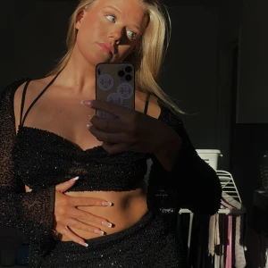 Fest topp 🖤 - Säljer denna sjukt sjukt fina festtoppen från ohpolly! har bara använt 1 gång 🌸 storleken motsvarar medium! nypris: 749 