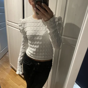 Vit tröja  - En vit tröja från zara