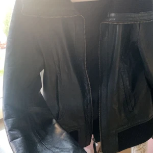 Rock n blue skinnjacka  - Jätte fin vintage skinnjacka som min mamma köpte för länge sen. Den va på rea när hon köpte den för 2500kr