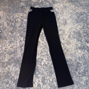 Kostymbyxa  - Kostymbyxor med hål på sidorna av höfterna för detalj. 