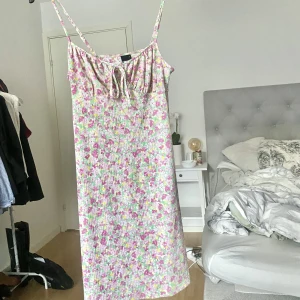 Klänning - Säljer denna fina sommarklänning! Använd ca 2 gr så k nyskick