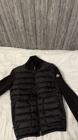 Moncler Cardigan - En väldigt fin vår/sommar jacka som är använd ett fåtal gånger (nyskick). Scan och NFC funkar som det ska. Orginalpris ligger runt 7500kr. Bevarad i djur- och rökfritt hem. Priset går självklart att diskutera! Storlek S. Först till kvarn! 